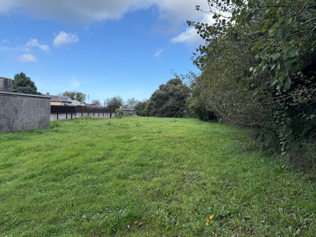 Lot: 50 - HARDSTANDING AREA AND LAND - Green area